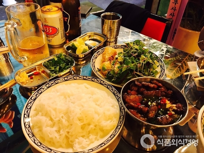 베트남식 비빔국수 요리인 '분짜', 최근 이색면요리로 젊은층에게 각광받고 있다. 사진제공=분짜라붐